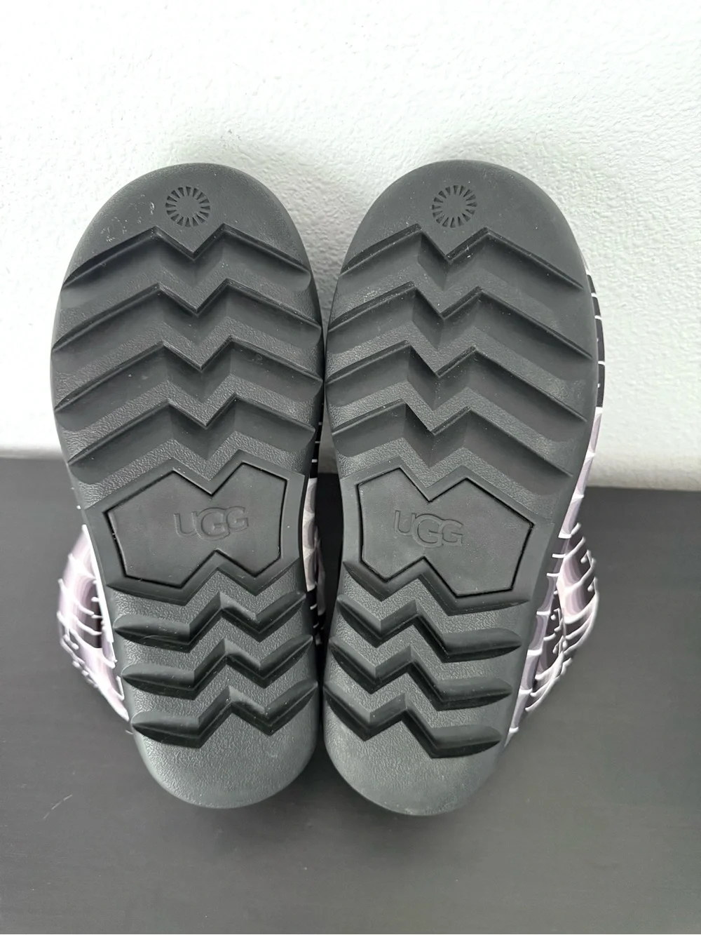 EUC UGG Classic Maxi Wavelength Short Boots